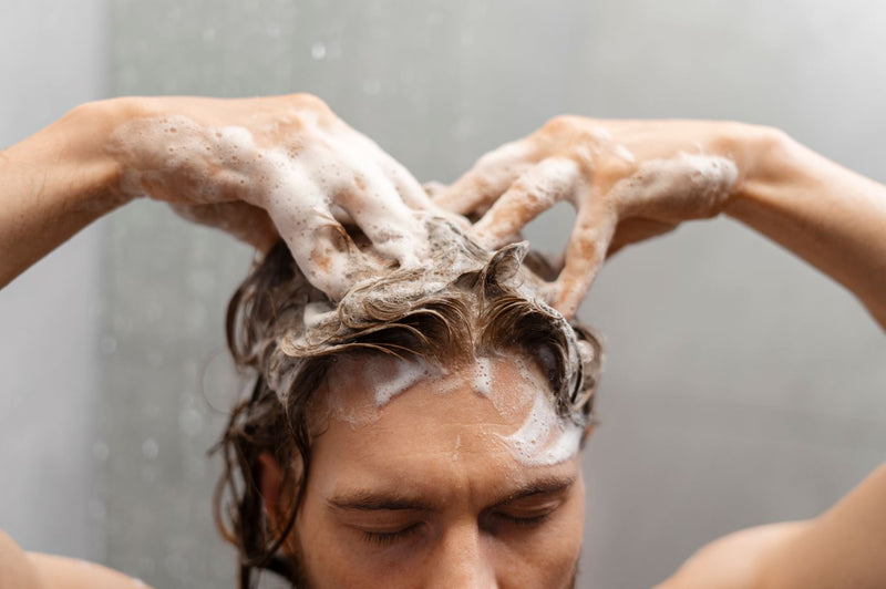 Por que é Importante para os Homens Usarem Shampoos Específicos para Homens?